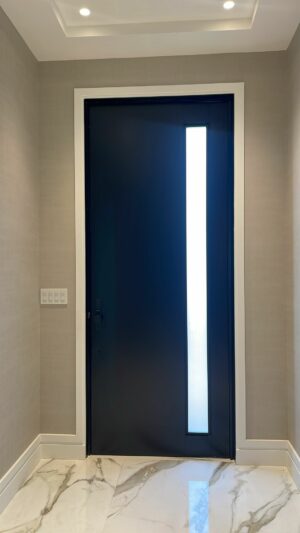 Porta pivotante em ACM preto fosco com vidro vertical - Imagem 4