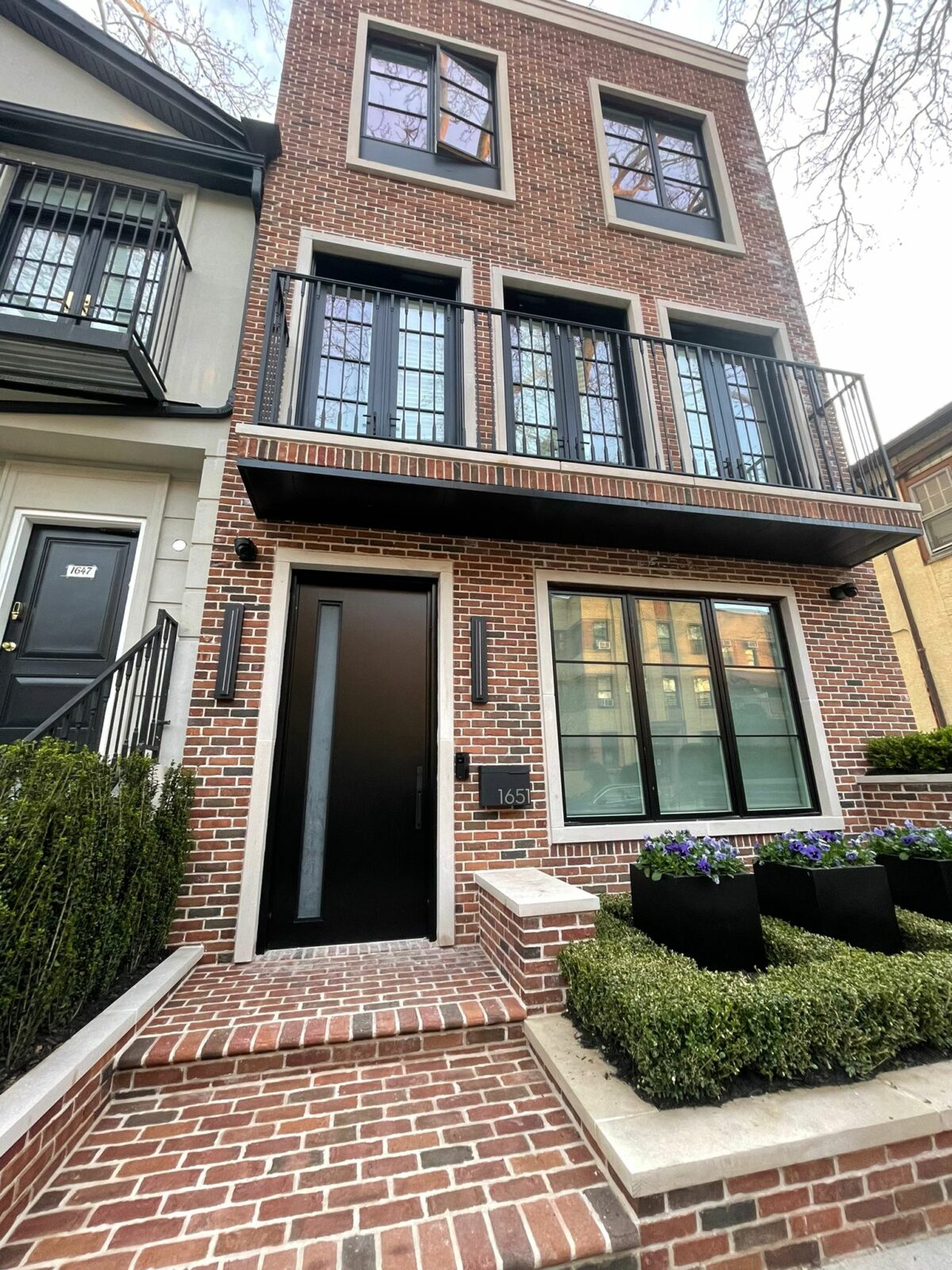 190 Porta pivotante em ACM preto fosco com vidro vertical - Imagem 2