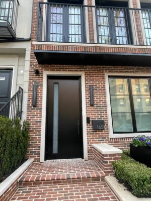 Porta pivotante em ACM preto fosco com vidro vertical