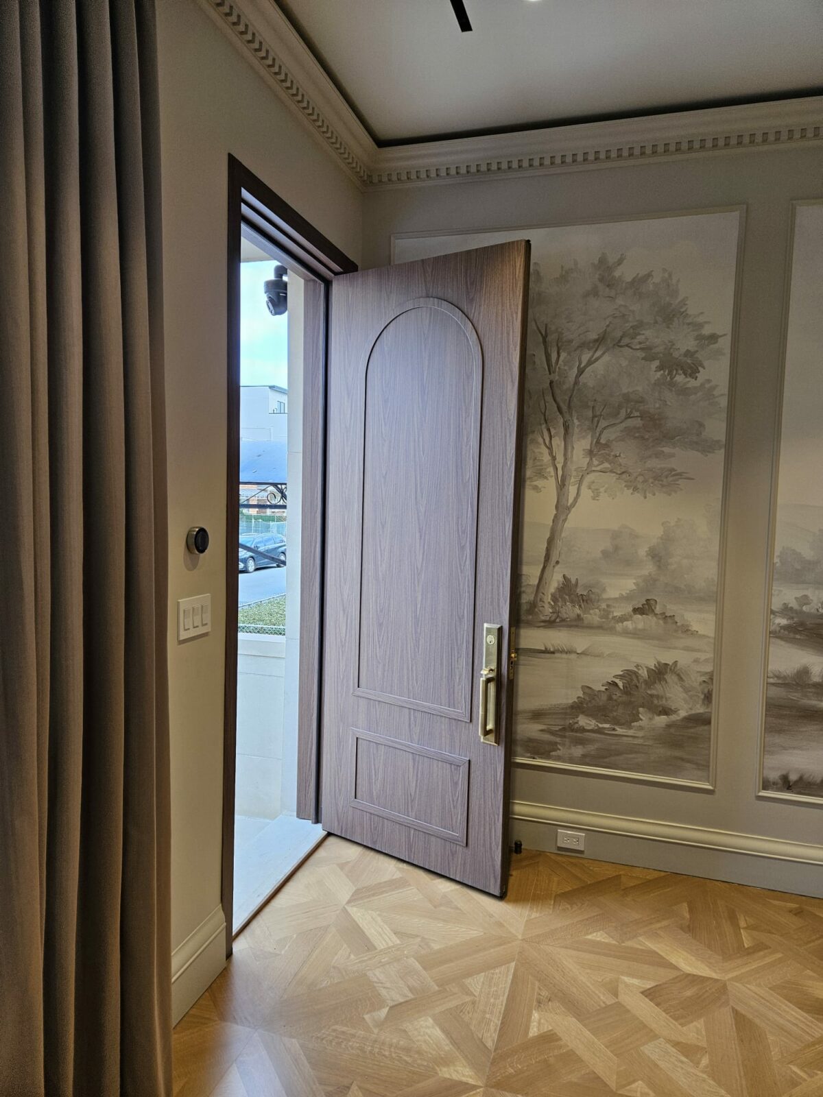 192 Porta em ACM Wood Nogueira com molduras em arco - Imagem 1