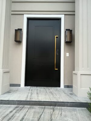 Porta pivotante em ACM preto fosco neoclássica