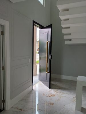 Porta pivotante em ACM preto fosco neoclássica - Imagem 3