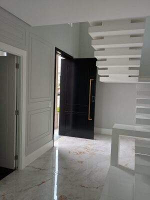 Porta pivotante em ACM preto fosco neoclássica - Imagem 4