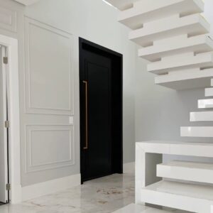 Porta pivotante em ACM preto fosco neoclássica - Imagem 5