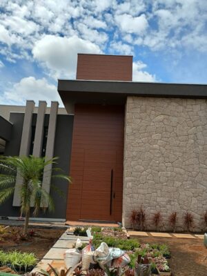 Porta pivotante em ACM Wood Mogno com painéis e bandeiras fixas