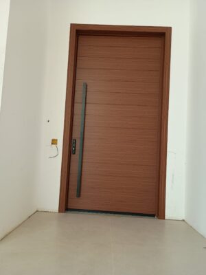 Porta pivotante em ACM Wood Mogno com painéis e bandeiras fixas - Imagem 2