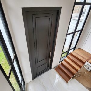 Porta pivotante em ACM Dark Grey modelo neoclássica