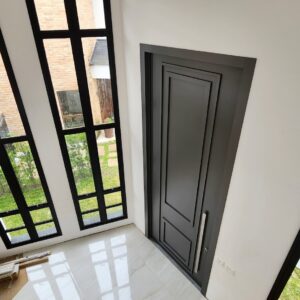 Porta pivotante em ACM Dark Grey modelo neoclássica - Imagem 2