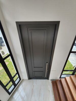 Porta pivotante em ACM Dark Grey modelo neoclássica - Imagem 3
