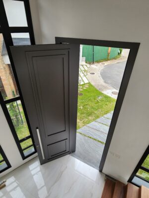 Porta pivotante em ACM Dark Grey modelo neoclássica - Imagem 4