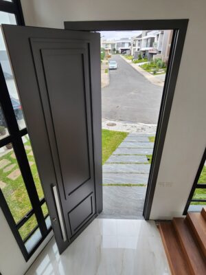 Porta pivotante em ACM Dark Grey modelo neoclássica - Imagem 5