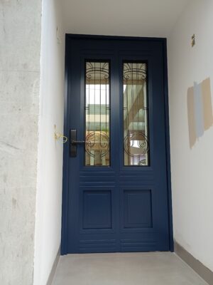 Porta pivotante em ACM azul cobalto com grade colonial - Imagem 3