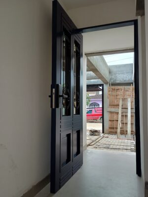 Porta pivotante em ACM azul cobalto com grade colonial - Imagem 6