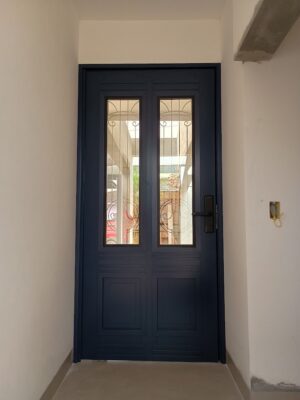 Porta pivotante em ACM azul cobalto com grade colonial - Imagem 4