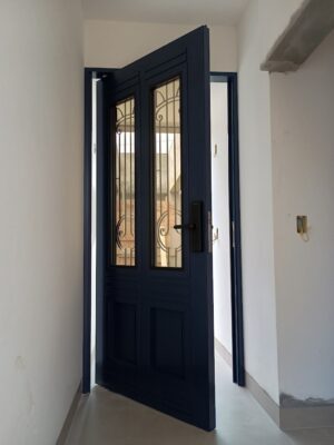 Porta pivotante em ACM azul cobalto com grade colonial - Imagem 5