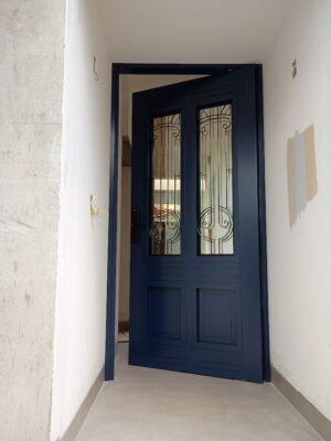 Porta pivotante em ACM azul cobalto com grade colonial - Imagem 2