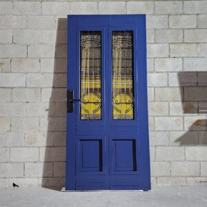 Porta pivotante em ACM azul cobalto com grade colonial