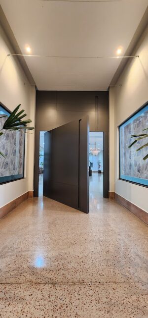 Porta pivotante em ACM Dark Grey com bandeira fixa e puxador cava - Imagem 2