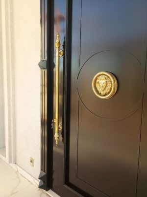 Porta pivotante em ACM preto fosco modelo neoclássica - Imagem 2