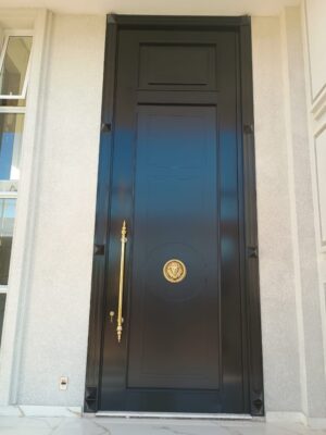 Porta pivotante em ACM preto fosco modelo neoclássica
