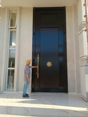 Porta pivotante em ACM preto fosco modelo neoclássica - Imagem 4