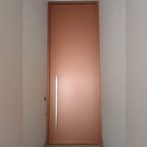 Porta pivotante em ACM Bronze