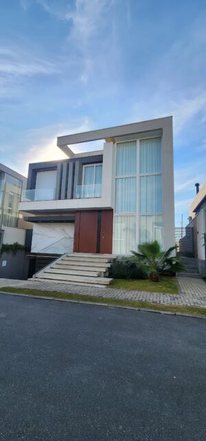 Porta pivotante em ACM com painéis fixos e puxador cava especial - Imagem 2