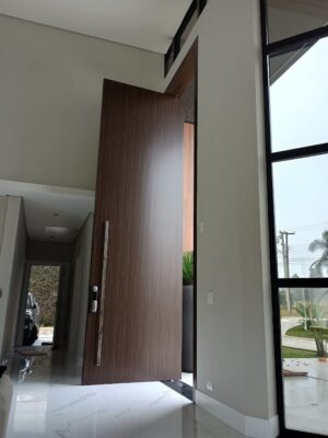 Porta pivotante em ACM Wood Sucupira com painéis fixos - Imagem 2