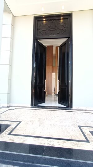 Porta em ACM com sistema de abertura dupla, grade colonial fixado na banderia