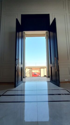 Porta em ACM com sistema de abertura dupla, grade colonial fixado na banderia - Imagem 4