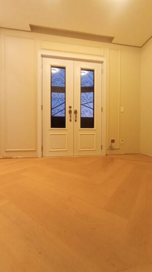 Porta em ACM com sistema de abertura dupla, modelo neoclássica, com grade colonial