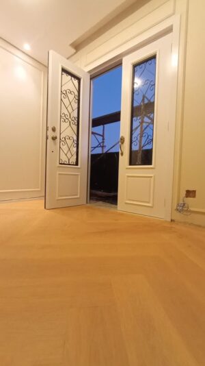 Porta em ACM com sistema de abertura dupla, modelo neoclássica, com grade colonial - Imagem 3