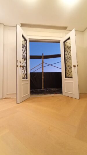 Porta em ACM com sistema de abertura dupla, modelo neoclássica, com grade colonial - Imagem 4