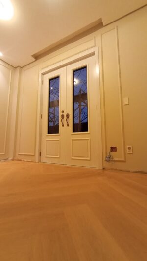 Porta em ACM com sistema de abertura dupla, modelo neoclássica, com grade colonial - Imagem 2