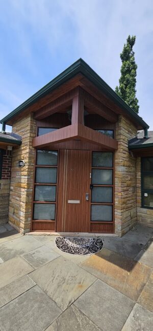 Porta pivotante em ACM Wood Mogno com portais duplo com vidros - Imagem 2