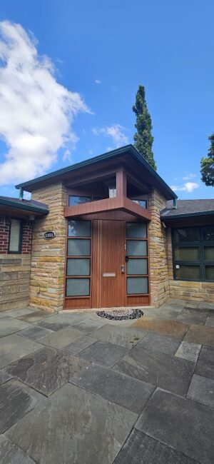 Porta pivotante em ACM Wood Mogno com portais duplo com vidros - Imagem 3