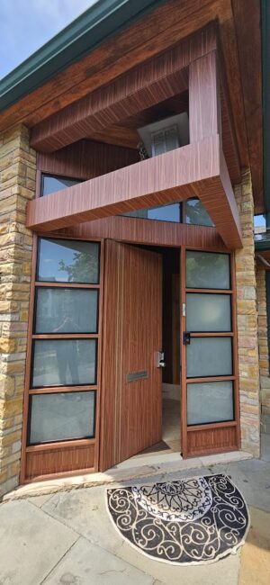 Porta pivotante em ACM Wood Mogno com portais duplo com vidros - Imagem 4