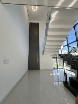 Porta pivotante em ACM Dark Grey modelo BBB - Imagem 2