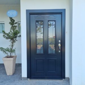 Porta pivotante em ACM preto fosco modelo neoclássica com grade colonial