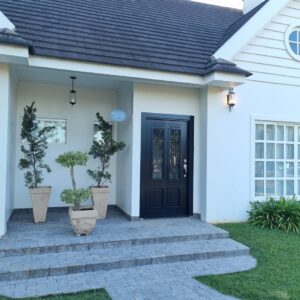 Porta pivotante em ACM preto fosco modelo neoclássica com grade colonial - Imagem 2