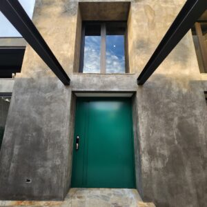 Porta pivotante em ACM PRO 124 Post Green com puxador cava