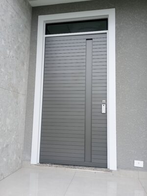 Porta pivotante em ACM Dark Grey com puxador cava