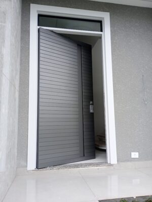 Porta pivotante em ACM Dark Grey com puxador cava - Imagem 2