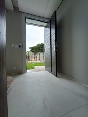 Porta pivotante em ACM Dark Grey com puxador cava - Imagem 3