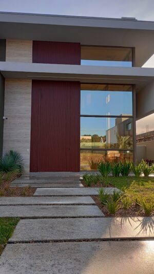 Porta pivotante em ACM Wood Castanha modelo ripado na vertical