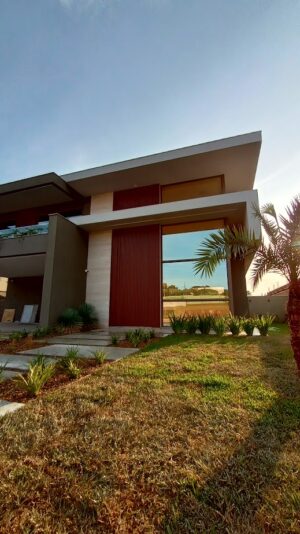 Porta pivotante em ACM Wood Castanha modelo ripado na vertical - Imagem 2