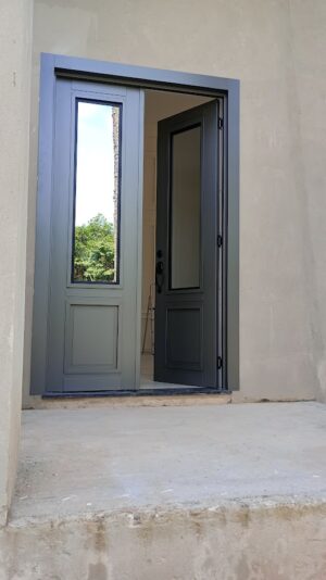 Porta em ACM modelo neoclássica, sistema de abertura dupla, Dark Grey externo e branco interno