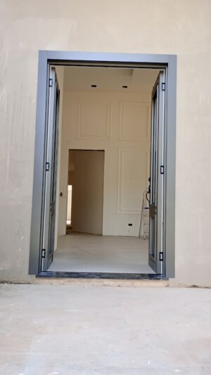 Porta em ACM modelo neoclássica, sistema de abertura dupla, Dark Grey externo e branco interno - Imagem 3