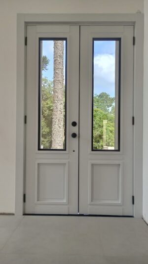 Porta em ACM modelo neoclássica, sistema de abertura dupla, Dark Grey externo e branco interno - Imagem 4