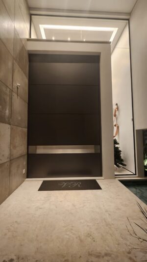 Porta em ACM Dark Grey com puxador cava escovado